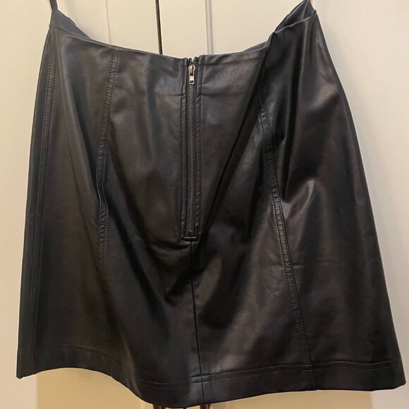 She + Skye Faux Leather Mini Skirt in Black, Size L - Picture 2 of 4
